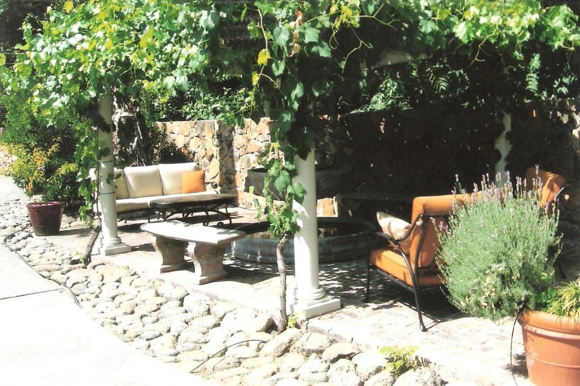 Spanish Villa Inn St. Helena Exterior photo