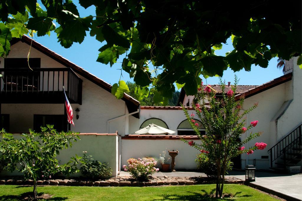 Spanish Villa Inn St. Helena Exterior photo